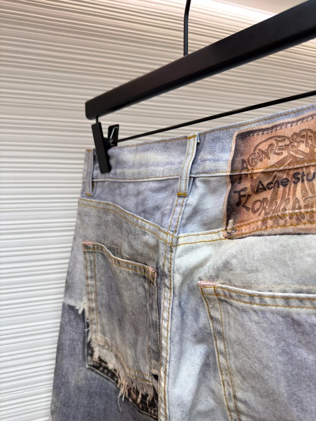 Acne Studios Destroy Illusion Print Jeans ●Item No.: 1681535-A85 ●Material: Denim Fabric ●Technology: 3D Printing ●Color: Distressed Blue ●Version: Loose Fit ●Weight: About 700g ●Size: XS-S-M-L-XL-XXL ●Description: The denim damage texture and knife damage on the surface are all presented by the printing process, which is very realistic. It is printed using customized 360G pure cotton off-white pique cloth. The fabric is delicate and red, with seasonal trompe l'oeil visual printing. Inkjet pigments and dirty mineral tones are used, and the layout is laser cut. Each piece is separated efficiently and accurately, and is then hand-ironed, cut and sewn. The waist and trousers pattern data are synchronized and restored to be consistent. The overall pattern fits the Asian figure better than the previous baggy, with just the right foot circumference but not easy to step on the heel. The 3D cold transfer printing process is used to ensure that the denim fabric is It has the same texture and feel as traditional denim. We use 3D printing technology to restore the original color saturation and accurately control the thickness and texture of the denim fabric. We use an advanced 3D printer to print the denim fabric layer by layer until the entire part is completed. Each piece is cut into high-definition pieces using laser cutting through typesetting. Accurate separation, after ironing, cutting, sewing and other processes, the parts are assembled into a complete denim item. The whole piece is cut and then accurately printed and sewn on each side. Every part is accurate to the millimeter level. The overall line of the landmark product is straight and delicate, the fabric is comfortable and soft, and the color is consistent without color difference. It can be matched with the same style to create a fashionable look, and can be used in various occasions. Customized accessories, complete with three standards, same style for men and women!
